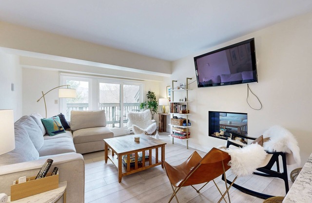 Gorgeous mtn-view condo next to Killington Resort - pool, hot tub & ski shuttle
