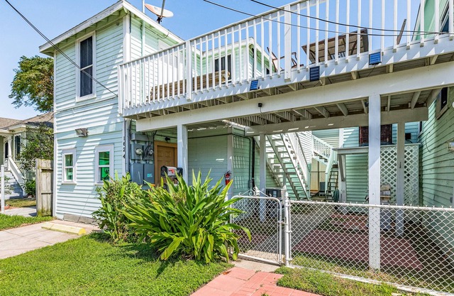 Ground-Floor Duplex w/Free WiFi, Private W/D, Shared Grill - 1 Block from Beach