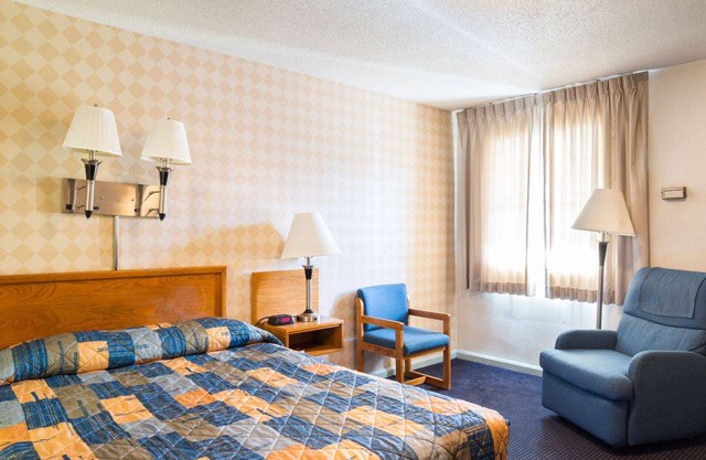 Hotel ∙ Private Room w Queen Bed in Budget Host Inn for Couples