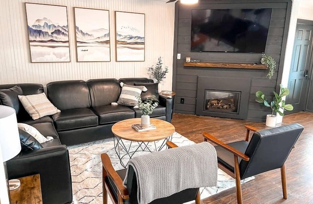 Modern Snowshoe Retreat - 3BR/2BA - Walk to Slopes + Mountain Views