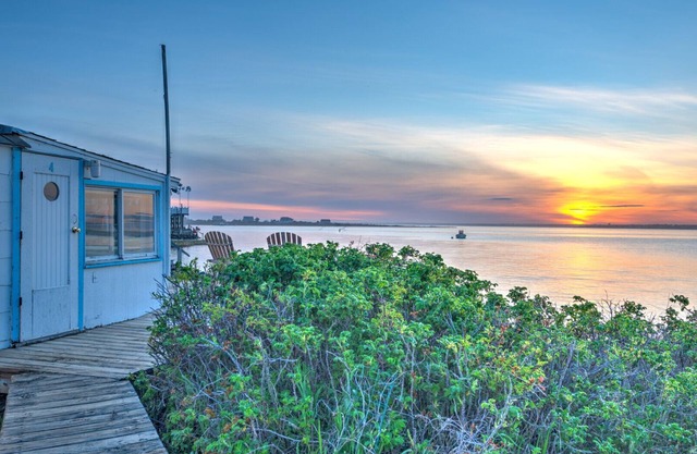 Renovated Bayside Sunroom Deck 