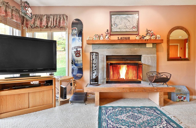 Ski-in/out condo near ski school with washer/dryer, fast WiFi, & mountain views