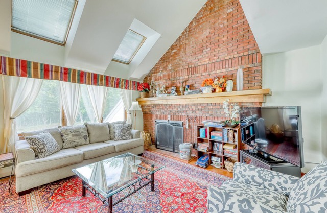 Ski-in/ski-out sunrise condo with shared pool & hot tub - great ski retreat