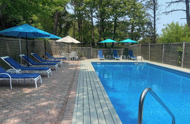 Southampton Retreat: Heated Pool, Hot Tub, Beach