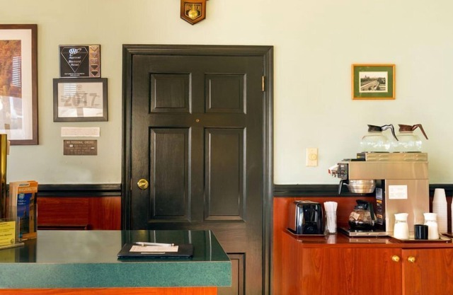 Budget Host Inn Couples 