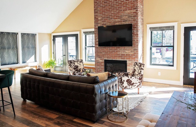 Stunning NYC Style Loft In The Heart Of Bolton ~ Dog-Friendly!