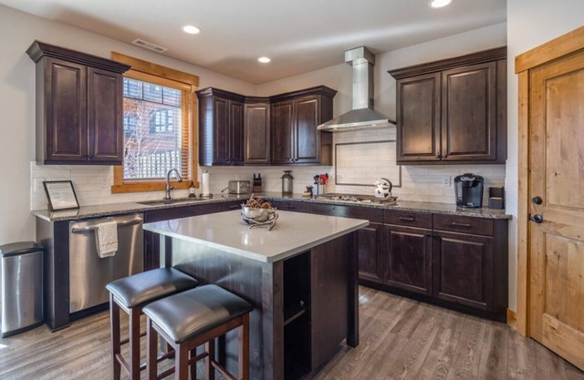 Suncadia 4 Bdrm Lodge Inspired Townhome on Driving Range