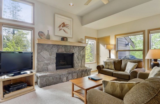 The Ridge at Sunriver - Condo #4 - Access provided to onsite seasonal swimming pool & tennis facilities, year-round hot tub plus 4 bikes