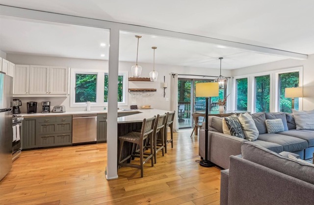 Topnotch 384D: 3 br, fireplace, a/c, sauna, resort amenities!