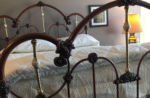 Traveler Dream Space in the Center of Downtown Bennington Steps From Everything!