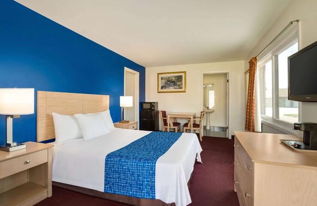 Travelodge by Wyndham Niagara Falls At the Falls Niagara Falls NY