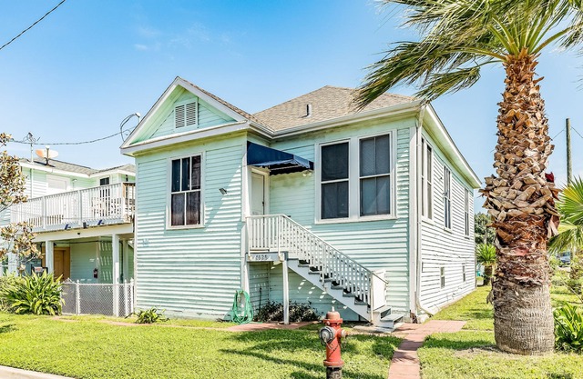 Triplex steps from beach - each home has central AC, full kitchen & private W/D