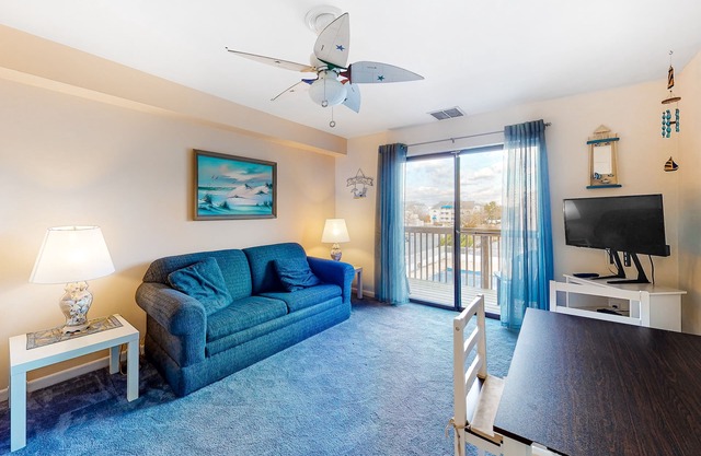 Two-level condo with balcony, AC, pool & dock - blocks to beach/Northside Park