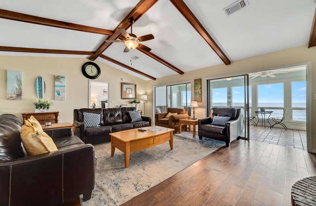 UNIQUE GULF FRONT CONDO, CONVENIENT LOCATION, PENTHOUSE FLOOR, FABULOUS VIEWS!