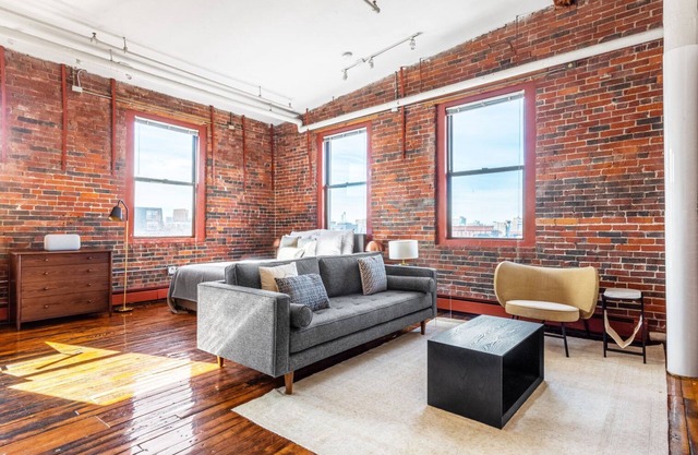 South Loft Art Gallery T 