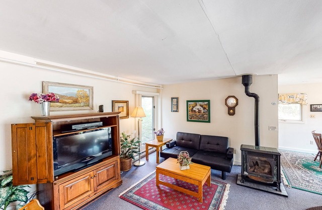 Walkable in-town condo w/deck & shared pool, hot tub & tennis - near skiing