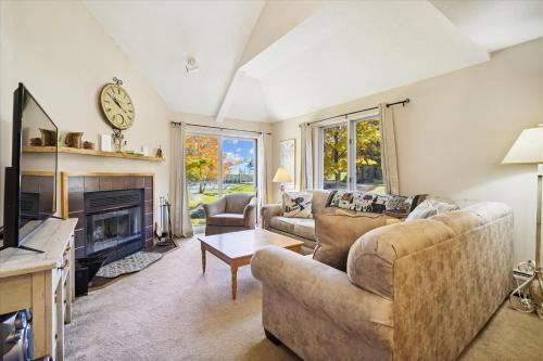 Woods V17 2-Bed & Loft with Fireplace, whirlpool tub, and sports center