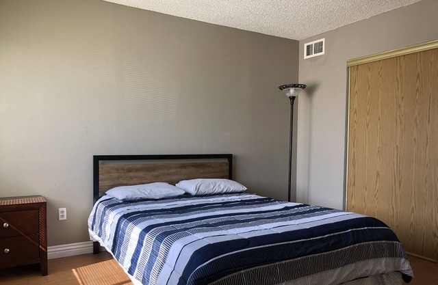 Y cozy two bedroom 2 bathroom close strip