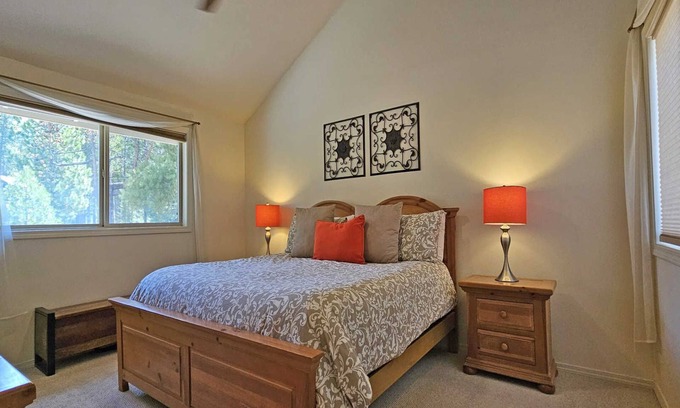 Deer Park House | 10 Wallowa-Sunriver, Oregon: Hot Tub, BBQ, WiFi, SHARC Aquatics, Tubing Hill, Mt. Bachelor, Golf, Deschutes River, Tennis, Bike Paths