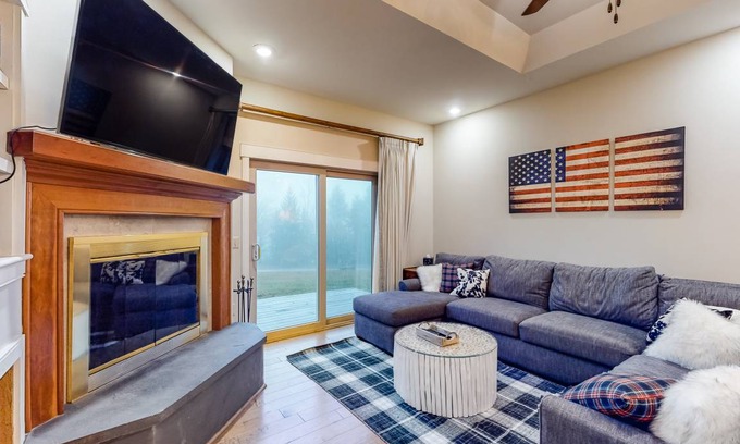 Ludlow Condo | 108 m² Condo ∙ 2 bedrooms ∙ 8 guests