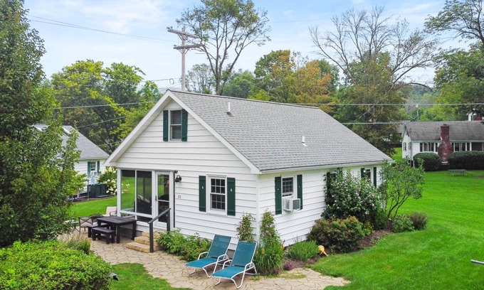 Lake George Cottage | 112 m² Cabin ∙ 2 bedrooms ∙ 7 guests