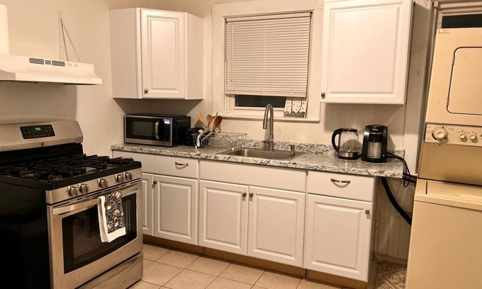 East Somerville Apartment | 2-bedroom apartment with AC in Somerville