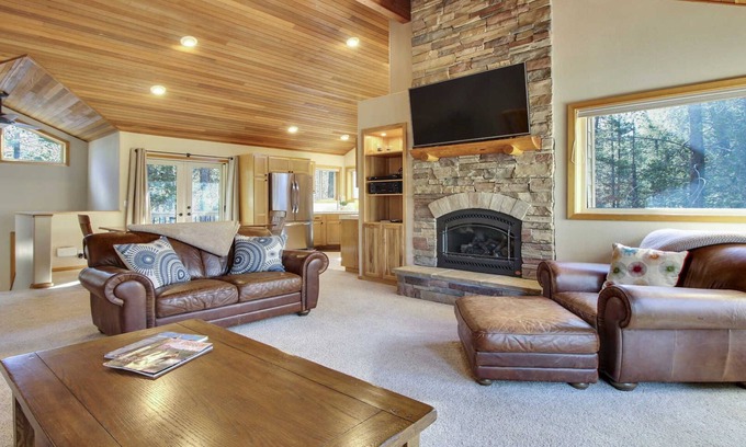 Sunriver House | 20 East Butte-Sunriver, Oregon: Hot Tub, BBQ, WiFi, SHARC Aquatics, Tubing Hill, Mt. Bachelor, Golf, Deschutes River, Tennis, Bike Paths