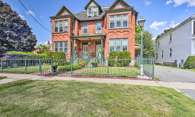 Plattsburgh Apartment | 222 m² Apartment ∙ 4 bedrooms ∙ 9 guests