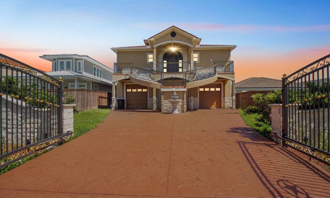 Dickinson House | 297 m² House ∙ 3 bedrooms ∙ 10 guests