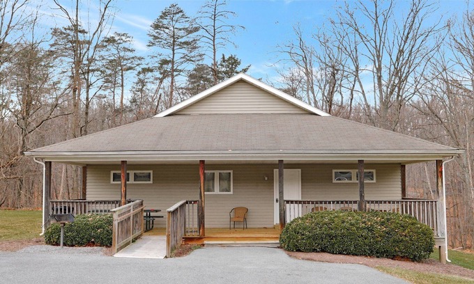 The Woods Cottage | 4 Bedroom/3Bath Accessible Cottage