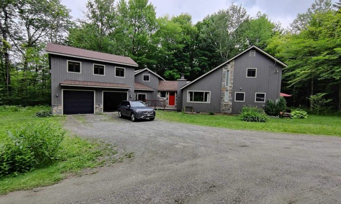 Stratton and Bromley Ski Areas Cabin | 4+BR pet-friendly w/hot tub & Stratton parking pass!