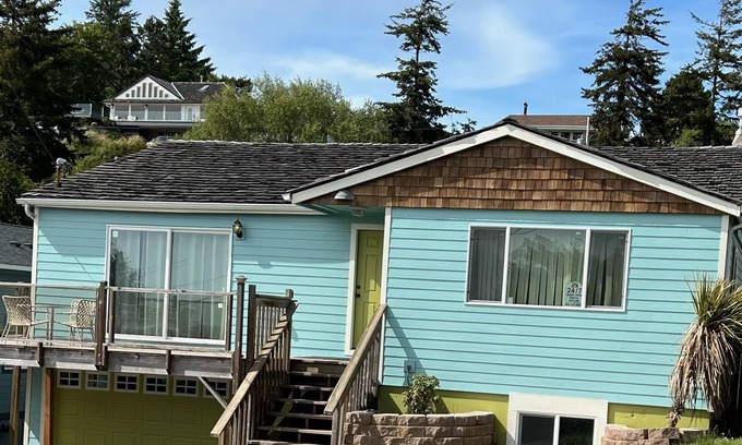 Newport House | 4000sqft: Pet-friendly/5 br/games/library/3 living rooms/3 bath/office
