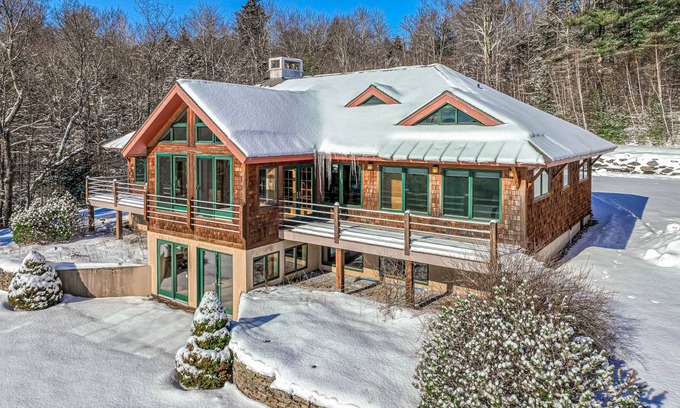 Underhill House | 478 m² House ∙ 4 bedrooms ∙ 8 guests