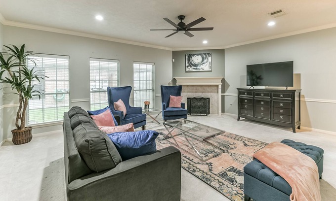 Friendswood House | 528 Executive Estate ~Pool + Hot Tub ~