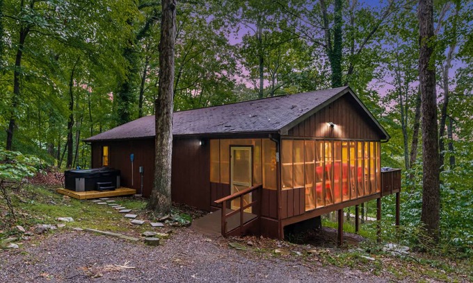 Great Cacapon Cabin | 80 m² Cabin ∙ 2 bedrooms ∙ 7 guests