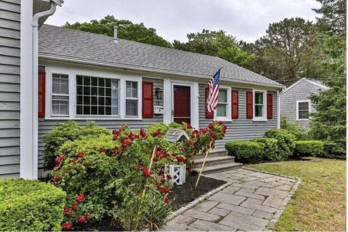 West Yarmouth House | A Cozy Cape house steps to Restaurants & Beaches ~1.4 miles down scenic roads