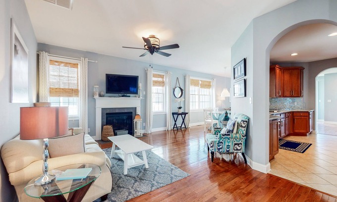 The Commons House | Bayside Resort house w/basketball court, tennis court, shared sauna & WiFi