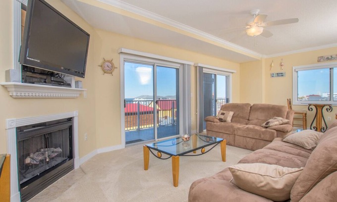 Ocean City Condo | Beautiful 3 bedroom condo conveniently located on 21st street