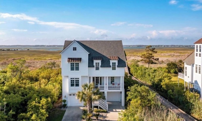 Atlantic Beach House | Beautiful 5 bedrooms, 5.5 baths on sound and walking distance to beach and shops