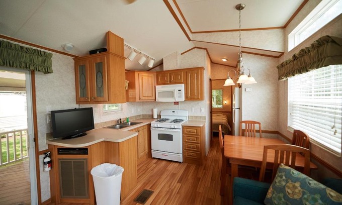 Urbanna House | Bethpage Two-Bedroom Cottage 12