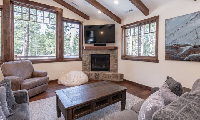 Stonegate House | Book for Fall! Luxury Cabin with Private Hot Tub! Close to the Village!