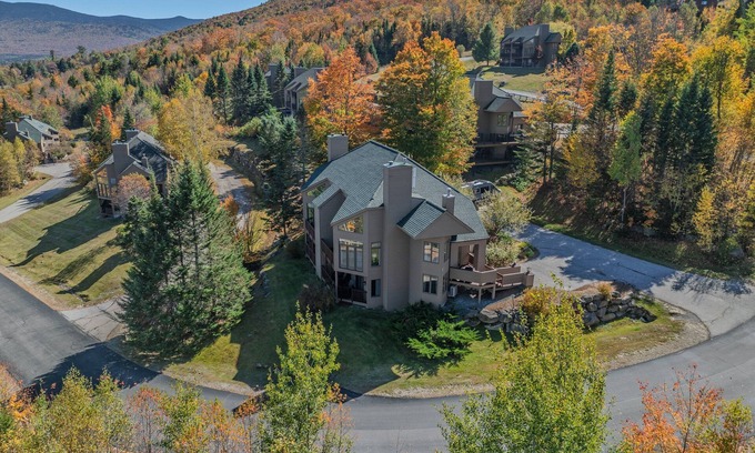 Bretton Woods House | C11 Top Rated Townhome. Great views, fireplaces, wifi, AC! Short walk to slopes, and dog friendly!