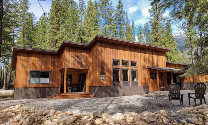 Mazama House | Casa Nordica: Modern 2-Bedroom Getaway in Mazama