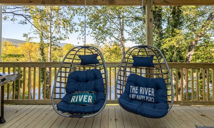 Shenandoah House | Castaway Cottage River Vibes Riverfront with amazing views of Shen River Fire Pit New Construction