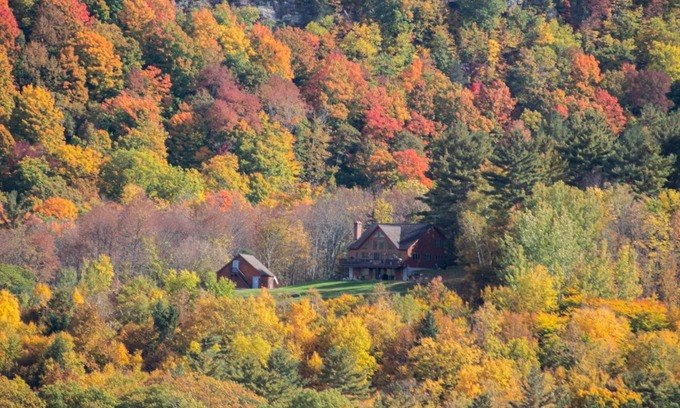 Wells House | Chalet w/Lake & MT views, Hot Tub, Pet friendly, <10mins to Lake & Golf
