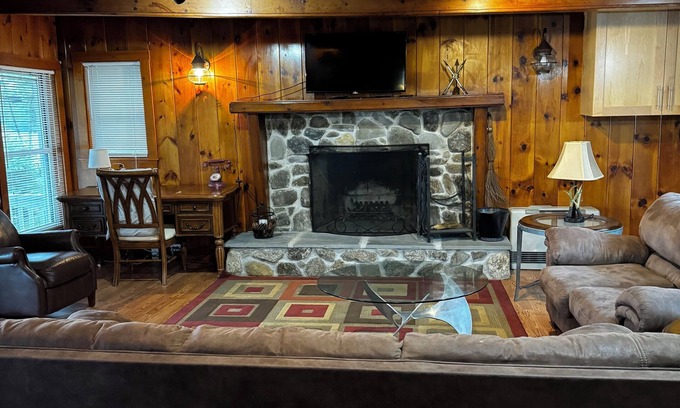 Laconia House | Charming waterfront getaway on Lake Winnisquam!