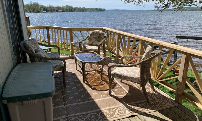 Jamestown West Cottage | Chautauqua lakefront cottageš GREAT LOCATION š Pet friendly