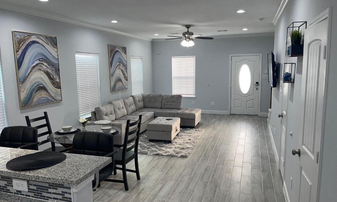 Southeast Houston House | Cheerful 2 bedroom w/ upstairs balcony & a view