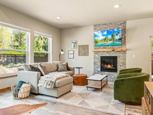 Paradise Estates House | Chic Mt Rainier Escape Hot Tub Firepit