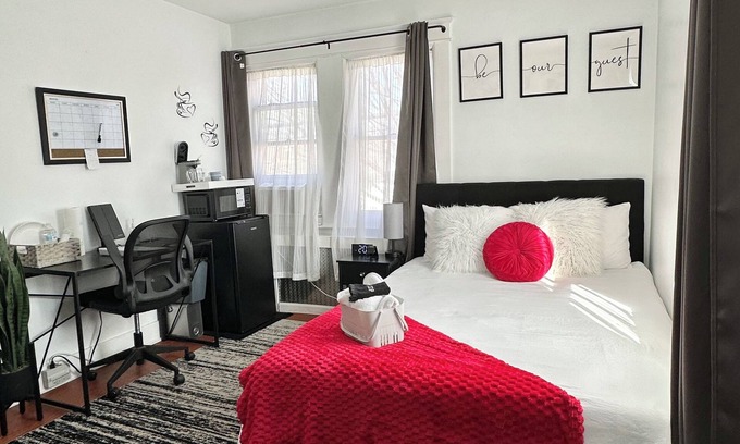 Hicksville Cabin | π Chic Private Room π Fast Wi-Fi π£Near LIRR & Shops